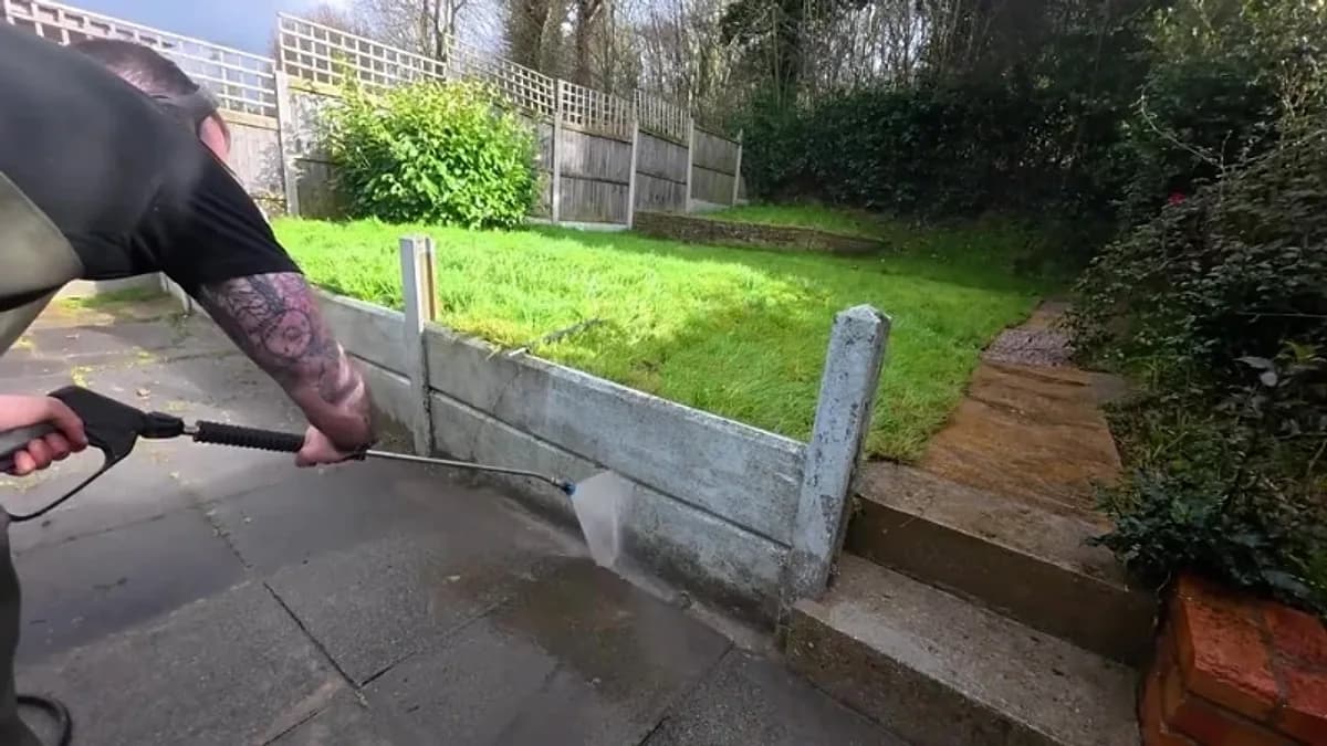 Low-pressure cleaning of concrete fence panels in Jacksonville, Florida